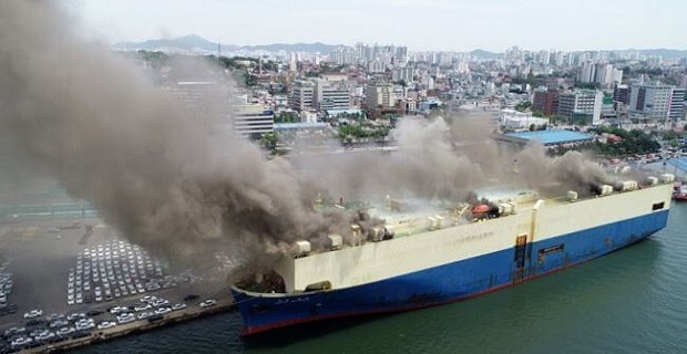 Πυρκαγιά σε πλοίο μεταφοράς αυτοκινήτων [βίντεο]