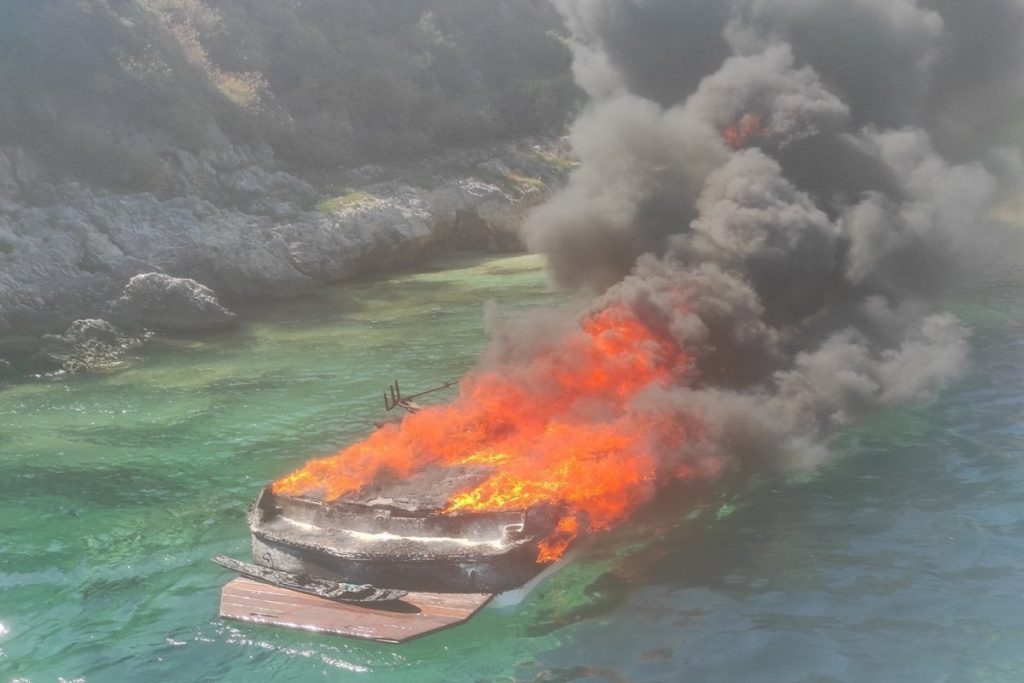 Βύθιση σκάφους μετά από πυρκαγιά βόρεια της Ζακύνθου - Σώοι παρελήφθησαν οι πέντε επιβαίνοντες (video &photos)