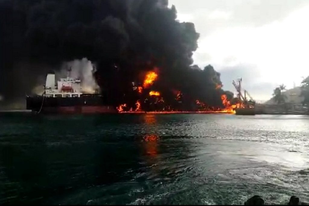 ΒΙΝΤΕΟ: Κάβοι δεξαμενόπλοιου έσπασαν την στιγμή που φόρτωνε βενζίνη έχοντας σαν αποτέλεσμα να ξεσπάσει πυρκαγιά