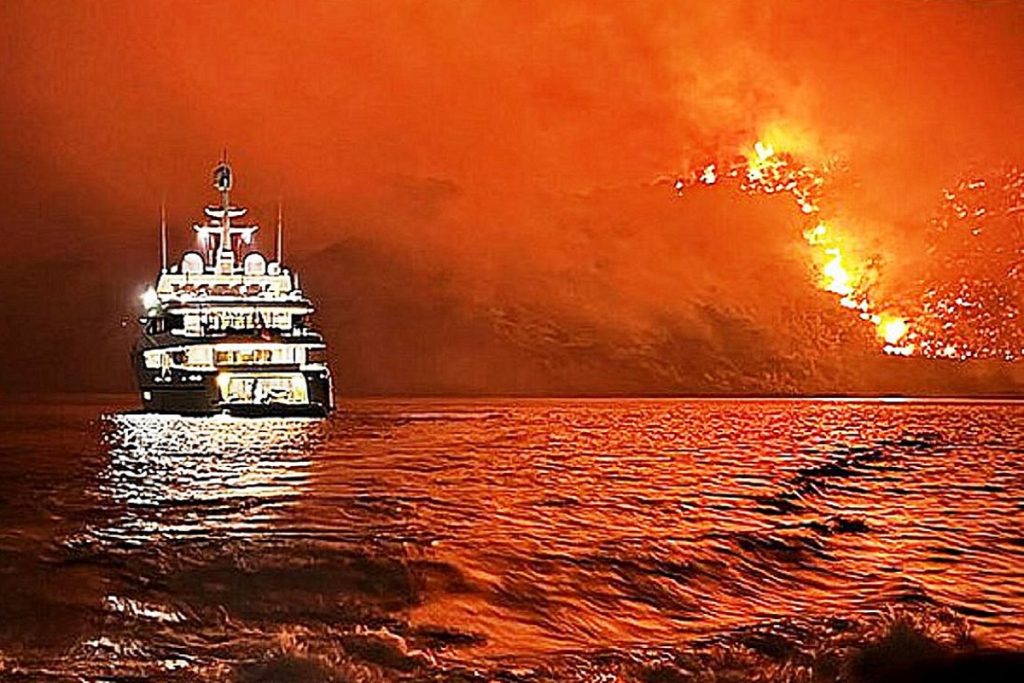 Φωτιά στην Ύδρα: Υπό κράτηση ο πλοίαρχος και ο υποπλοίαρχος της θαλαμηγού - Ελεύθερα τα υπόλοιπα 11 μέλη του πληρώματος