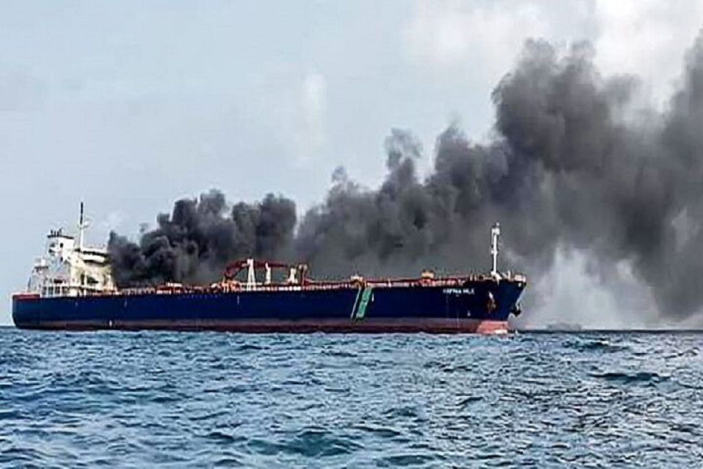 Εξαφανίστηκε το δεξαμενόπλοιο VLCC που συγκρούστηκε και πήρε φωτιά ανατολικά της Σιγκαπούρης! (video)