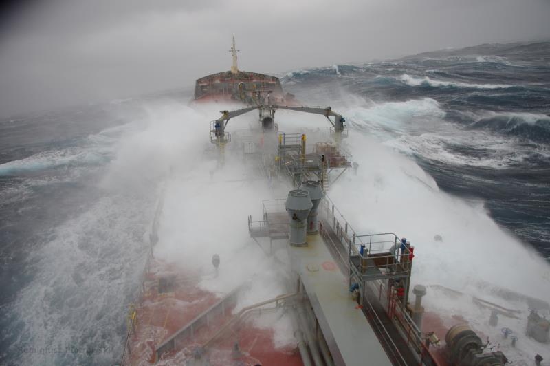 Με φουρτούνες και μποφόρια, ταξιδεύουν τα βαπόρια...