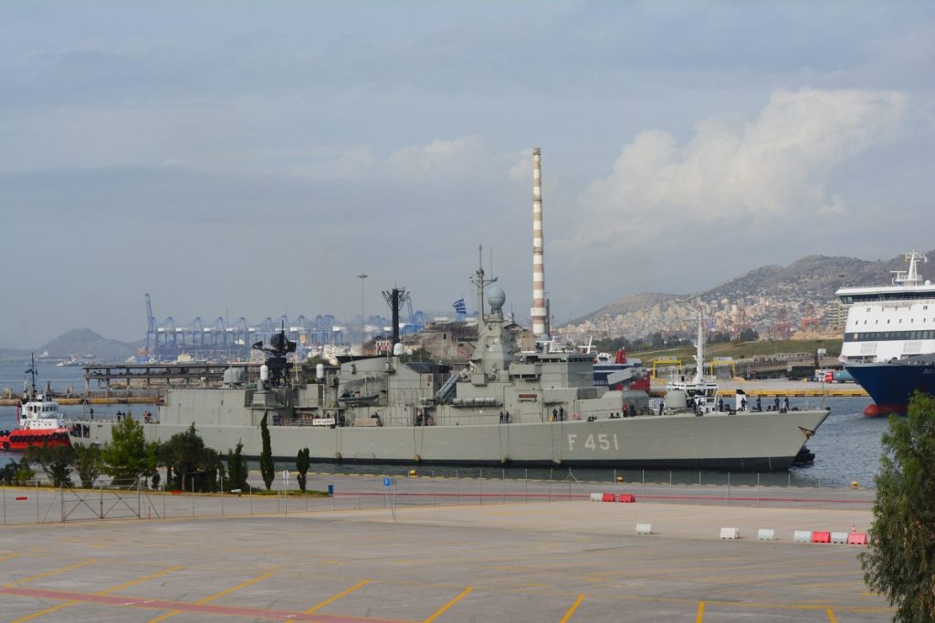 Στον Πειραιά η φρεγάτα Λήμνος F451 (video)