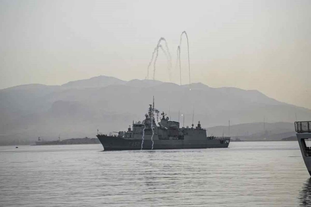 Με πίδακες νερού και βεγγαλικά η υποδοχή της φρεγάτας Ύδρα (video)