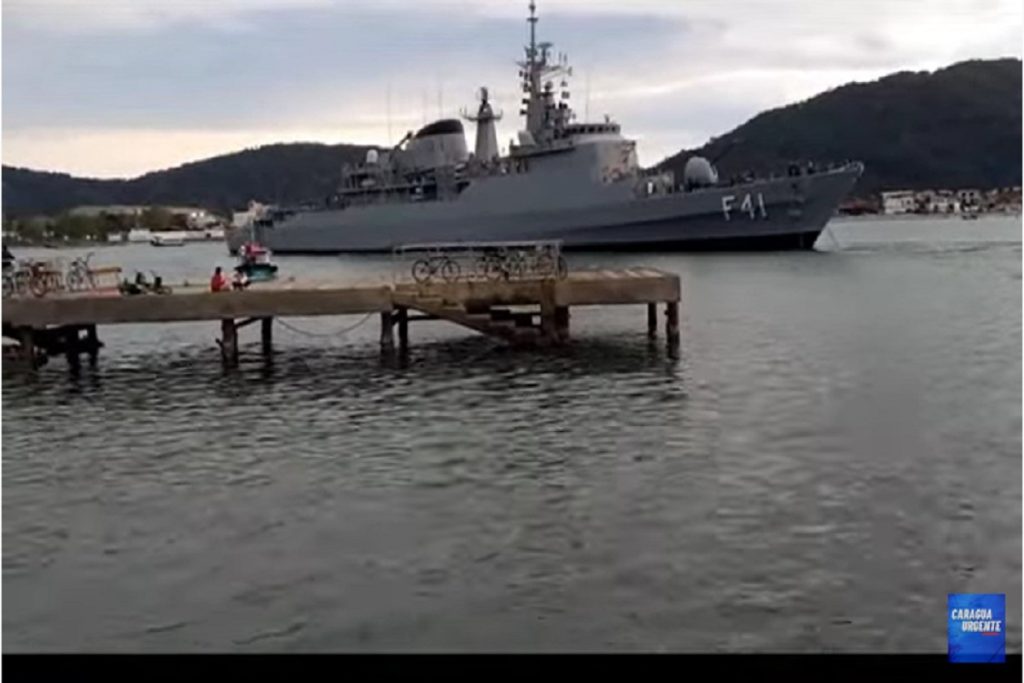 ΒΙΝΤΕΟ: Φρεγάτα του βραζιλιάνικου Πολεμικού Ναυτικού έχασε τον έλεγχο και προσάραξε στο Σάντος