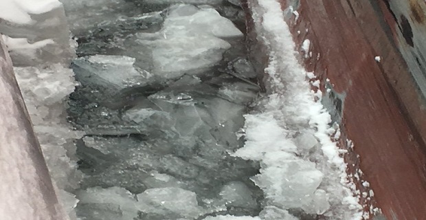 Φορτηγό πλοίο κόλλησε λόγω πάγου στο St. Lawrence (photos) Φορτηγό πλοίο κόλλησε λόγω πάγου στο St. Lawrence (photos)