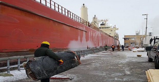 Φορτηγό πλοίο κόλλησε λόγω πάγου στο St. Lawrence (photos) Φορτηγό πλοίο κόλλησε λόγω πάγου στο St. Lawrence (photos)