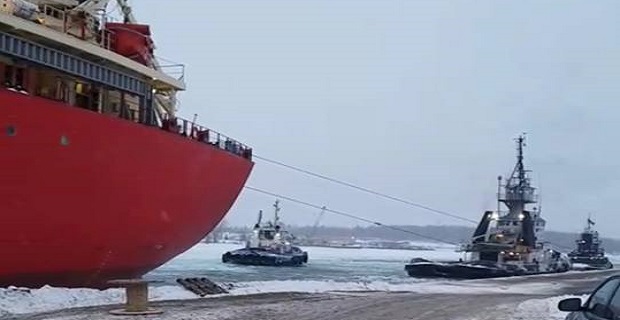 Φορτηγό πλοίο κόλλησε λόγω πάγου στο St. Lawrence (photos) Φορτηγό πλοίο κόλλησε λόγω πάγου στο St. Lawrence (photos)