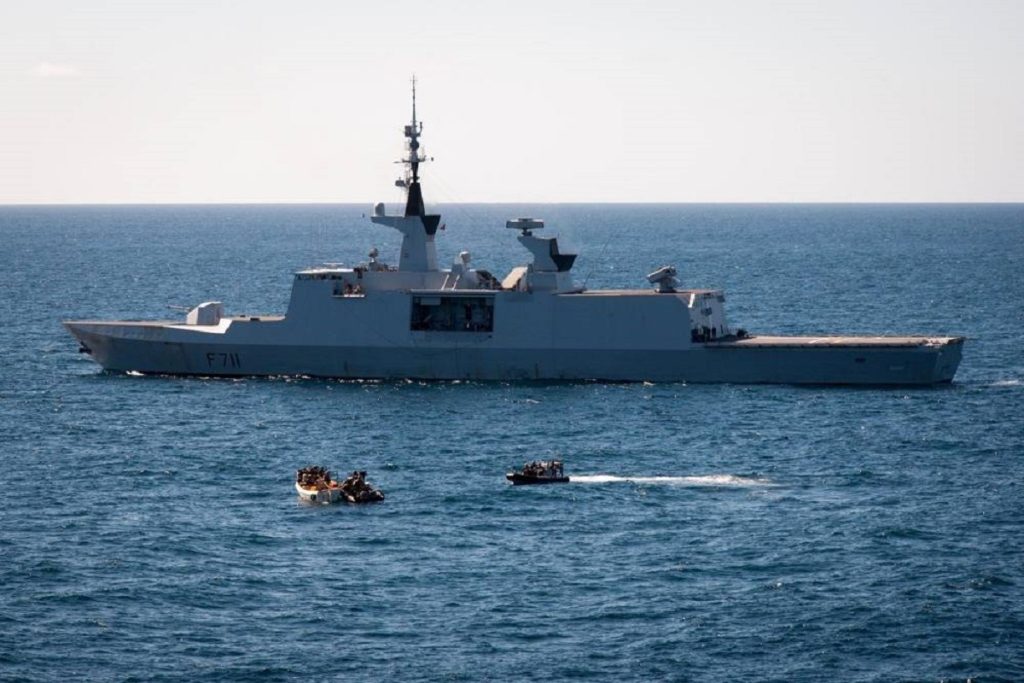 ΒΙΝΤΕΟ: Σομαλοί πειρατές επιτίθενται κατά λάθος σε πολεμικό πλοίο – Δείτε τι έγινε