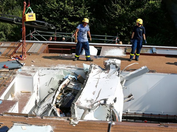 Δύο νεκροί από συγκρουση κρουαζιερόπλοιου με γέφυρα στη Γερμανία (photos + video)
