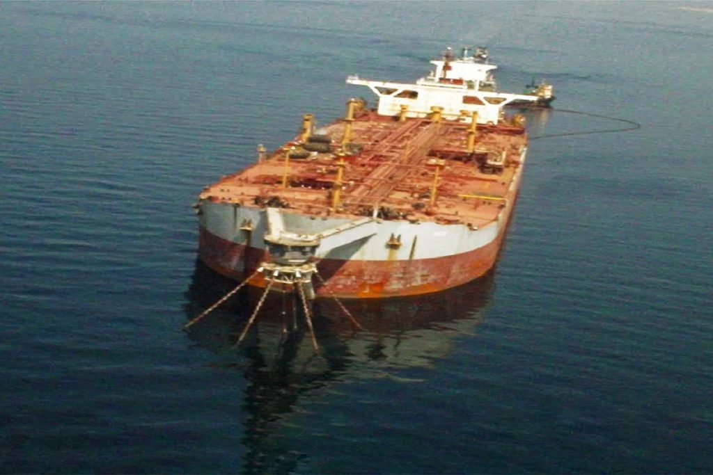 Τάνκερ που σαπίζει στην Ερυθρά Θάλασσα απειλεί να αφήσει χωρίς νερό 8 εκατ. ανθρώπους