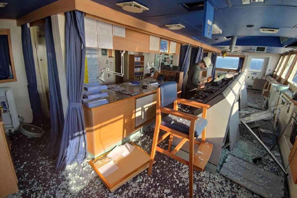 Φορτηγό πλοίο χτυπήθηκε από ρουκέτα στην Οδησσό (ΦΩΤΟΓΡΑΦΙΕΣ)
