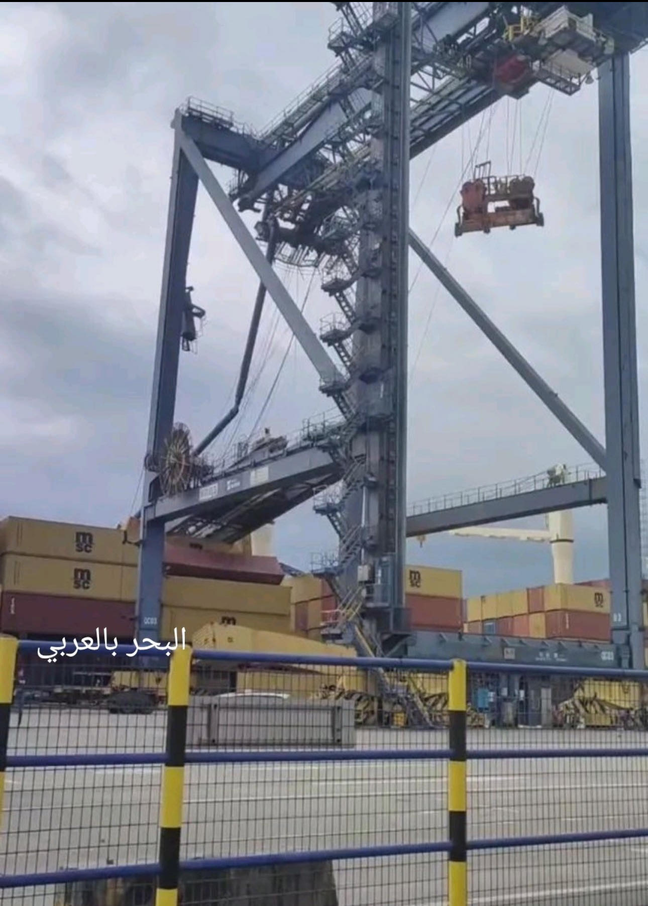 Αποφεύχθηκαν τα χειρότερα: Γιγαντιαίος γερανός κατέρρευσε την στιγμή της φορτοεκφόρτωσης