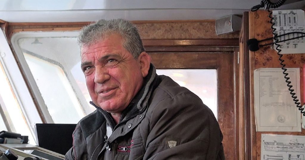 Ο καπετάν Γιάννης Φωστιέρης, πλοίαρχος του θρυλικού Σκοπελίτη, αποχωρεί από τη γέφυρα του πλοίου μετά από δεκαετίες αφοσίωσης και υποδειγματικής ναυσιπλοΐας