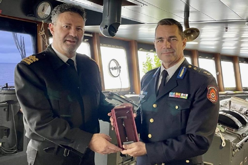 Τιμητική πλακέτα στον Cpt Γιώργο Γιατρά για τη συνεισφορά του στο έργο της Πυρoσβεστικής