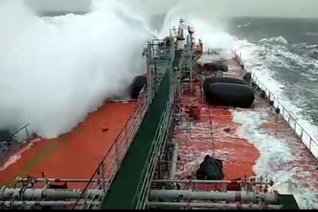 ΒΙΝΤΕΟ: Γιγαντιαίο κύμα χτυπάει την γέφυρα πλοίου στη Βαλτική