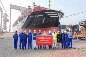 gigantiaio_ploio_konteiner