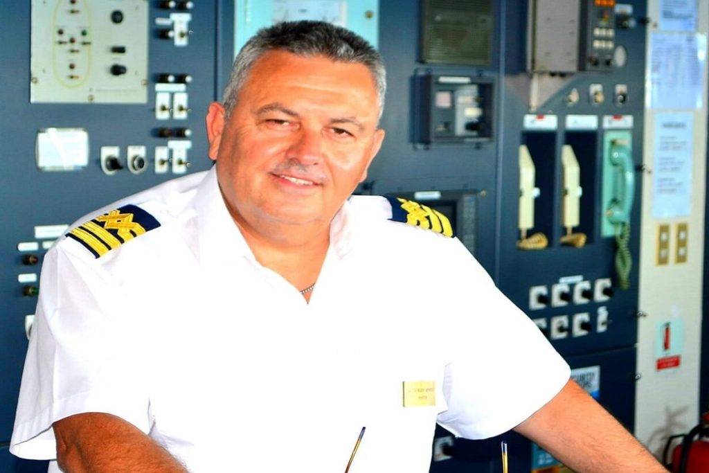 Οι Οινούσσες τίμησαν τον καπετάνιο του «Νήσος Σάμος» Γιώργη Αρβανίτη (video)