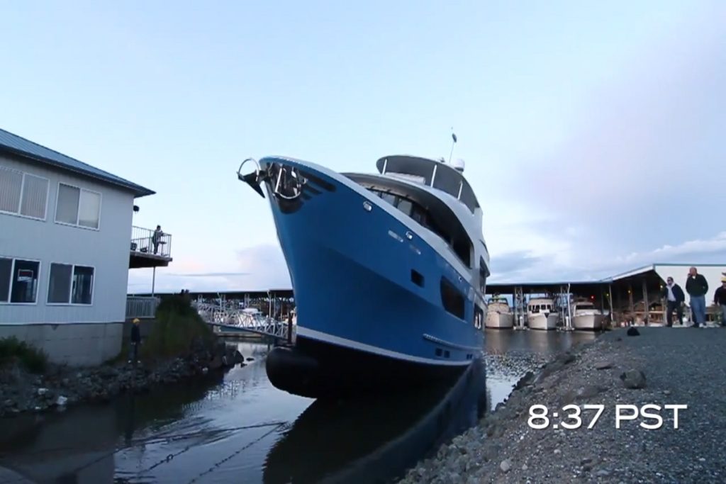Γιοτ αξίας 10 εκ. δολαρίων αναποδογύρισε κατά την καθέλκυση του και βούλιαξε! (Video)