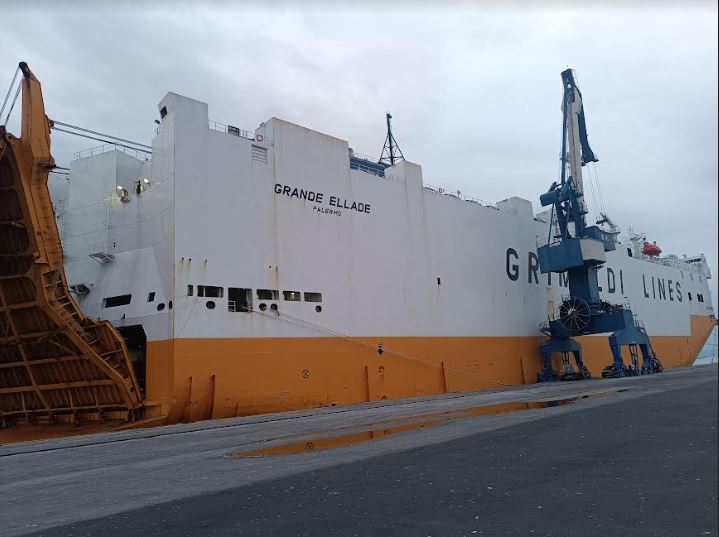 Νέο πλοίο με πάνω από 1.500 αυτοκίνητα και μηχανήματα έργου στο λιμάνι του Βόλου