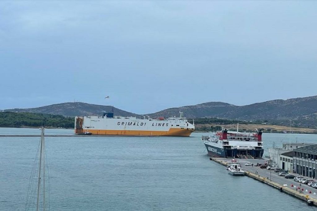 Νέο πλοίο με πάνω από 1.500 αυτοκίνητα και μηχανήματα έργου στο λιμάνι του Βόλου