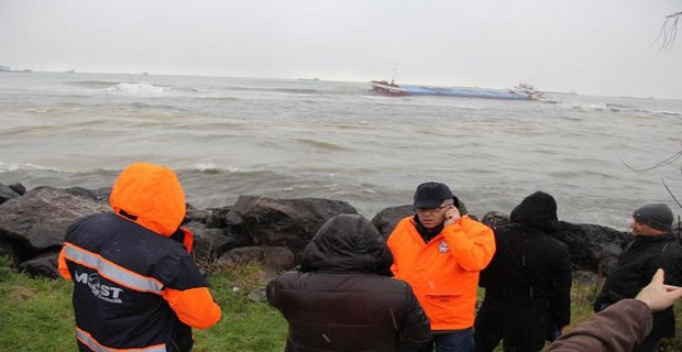 KARAYA OTURAN GEMİDE MÜRETTEBATI KURTARMA ÇALIŞMASI BAŞLATILDI SAMSUN LİMAN BAŞKANI AYDIN ÜNAL: "HEDEFİMİZ ÖNCE PERSONELİ KURTARMAK"