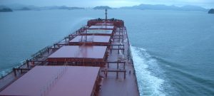 h-kina-anebazei-stathera-tous-deiktes-ths-naulagoras