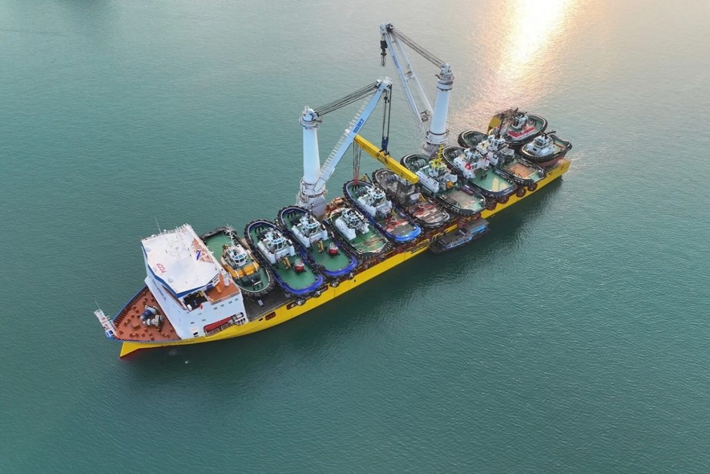 Μεταφέροντας 11 ρυμουλκά από την Ασία στη Ευρώπη με το πλοίο ανύψωσης βαρέων βαρών Happy Star!