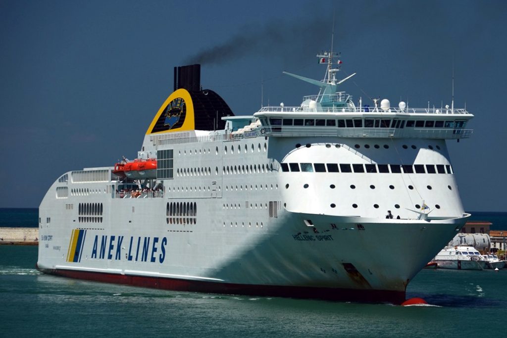 Το Hellenic Spirit προσέκρουσε σε δεξαμενόπλοιο και επιβατηγό οχηματαγωγό πλοίο στο λιμάνι της Πάτρας