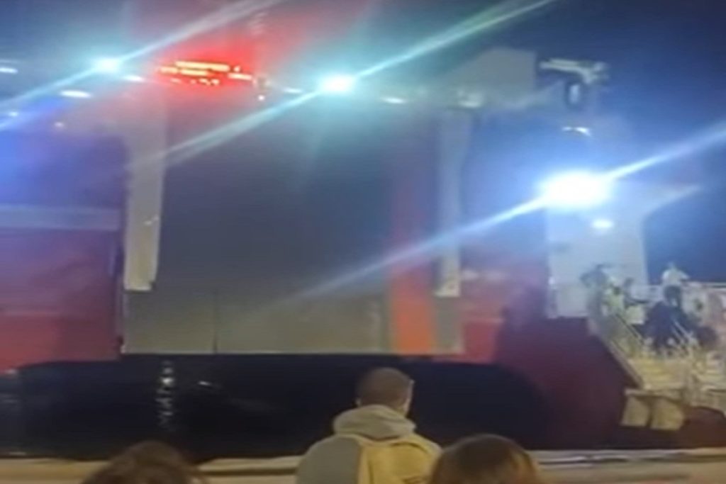Πειραιάς: Κόλλησε η μπουκαπόρτα του High Speed 4, δεν μπορούσαν να βγουν τα αυτοκίνητα (video)