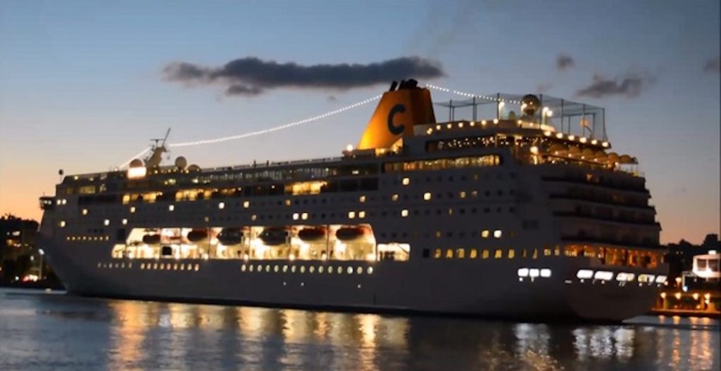 Costa neoRiviera: Ένα πλοίο που κάποτε άνηκε σε Έλληνες ήρθε στον Πειραιά (Video)