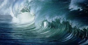 huge-waves-breaking-in-ocean-curve-nacivet