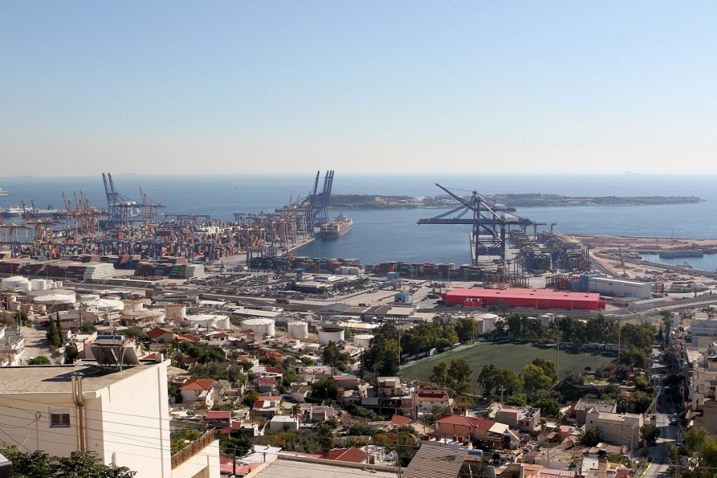 Πέραμα: Κοντέινερ έπεσε πάνω στην καμπίνα ανυψωτικού οχήματος λόγω των ισχυρών ανέμων