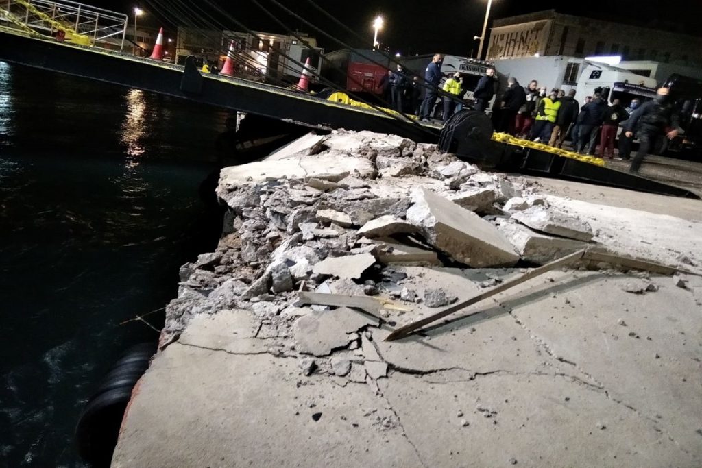 Πρόσκρουση του επιβατηγού ''Ν. ΣΑΜΟΣ'' στο λιμάνι της Χίου (Video+Photo)