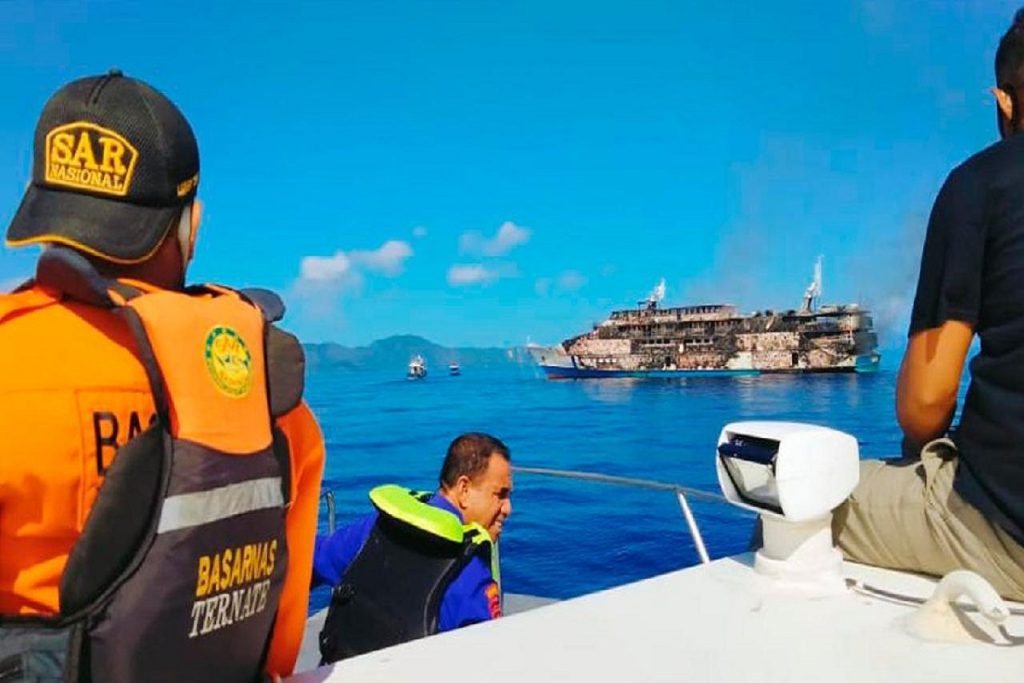 Πυρκαγιά σε επιβατηγό πλοίο με 200 άτομα στην Ινδονησία (photo & video)
