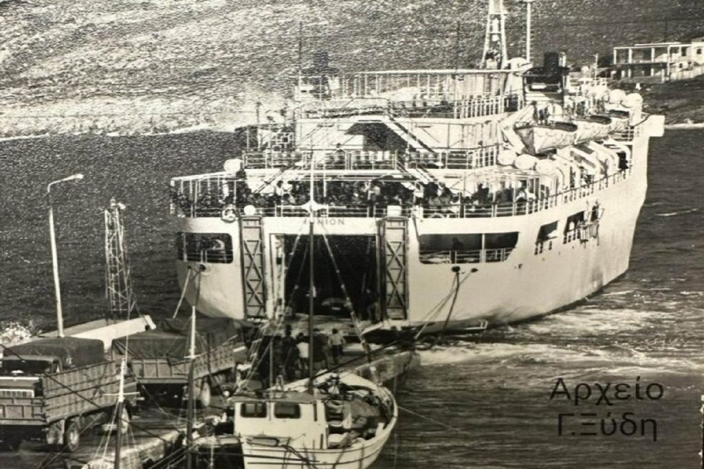 Τα θρυλικά «Ιόνιον» και «Μήλος Εξπρές» στον παλιό μόλο της Σίφνου