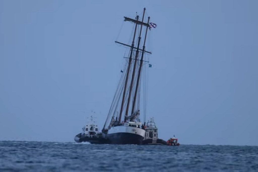Ιστιοφόρο σκάφος με 25 επιβάτες προσάραξε στην βόρεια θάλασσα (video)