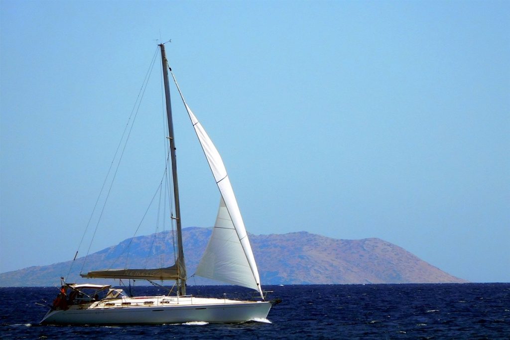 Ιστιοφόρο λύθηκε και έπλεε ακυβέρνητο στο Νότιο Ευβοϊκό - Συνελήφθη η ιδιοκτήτριά του