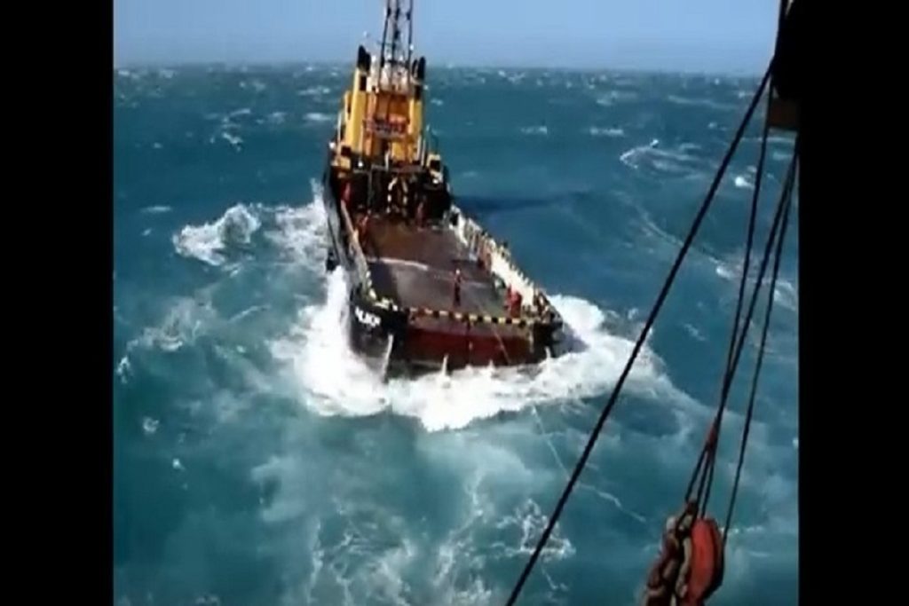 Κύμα παρασύρει μέλη του πληρώματος που εργάζονται στο κατάστρωμα! (video)