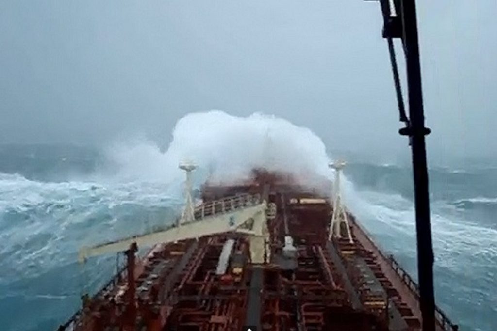 Το Maersk Barry σε φοβερή κακοκαιρία (video)