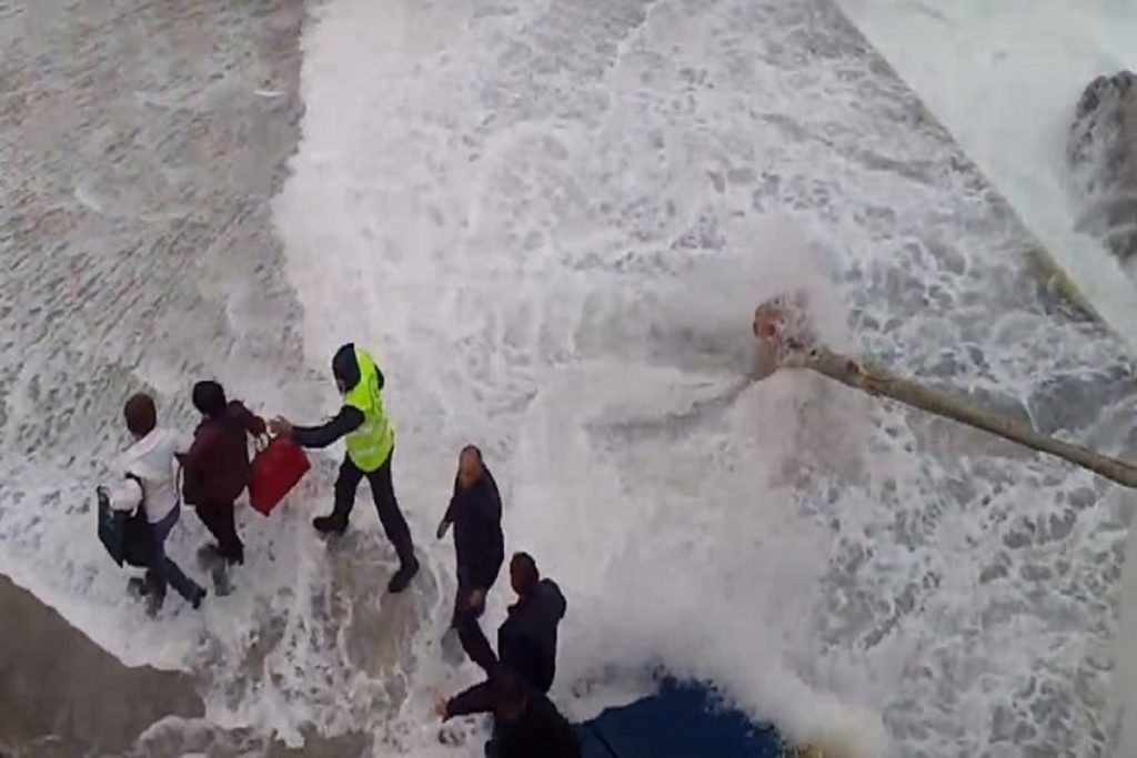 Όταν το «Αδαμάντιος Κοραής» έδινε μάχη να δέσει στο λιμάνι στη Κίμωλο (video)