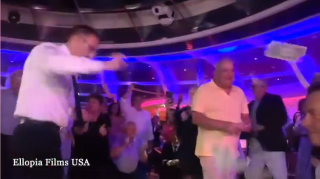 To ζεϊμπέκικο του Χιώτη Καπετάνιου του κρουαζιερόπλοιου Celebrity Equinox στην Καραϊβική (video)