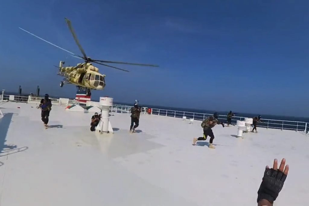 Η επιβίβαση και η κατάληψη του πλοίου Galaxy Leader από αντάρτες στην Ερυθρά θάλασσα (Video)