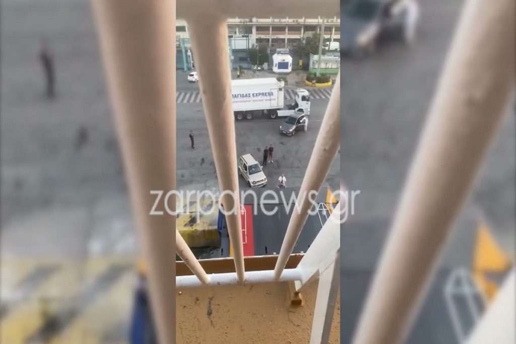 Πειραιάς: Αργοπορημένος επιβάτης γαντζώνεται από τον καταπέλτη για να μπει στο πλοίο (video)