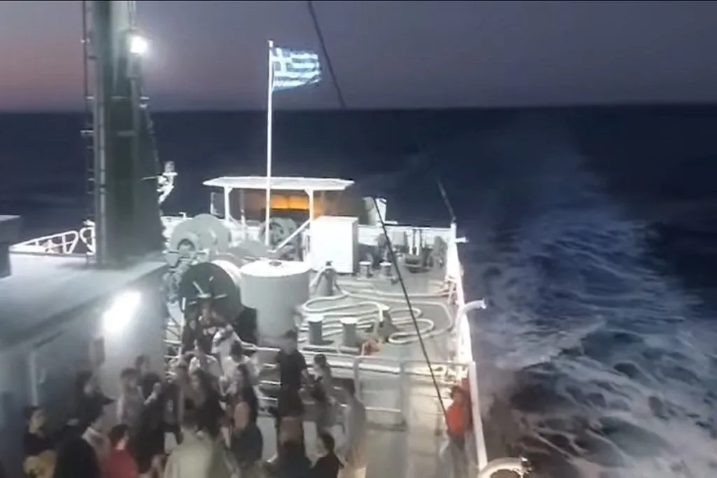 Γάμος αλά... ελληνικά σε κατάστρωμα πλοίου (video)