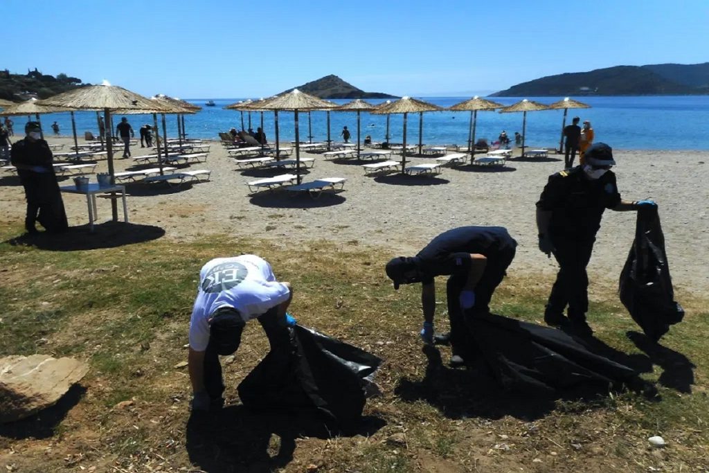 Διακεκριμένοι Αθλητές του Λιμενικού Σώματος και στελέχη του ΥΝΑΝΠ σε δράση ευαισθητοποίησης καθαρισμού ακτών