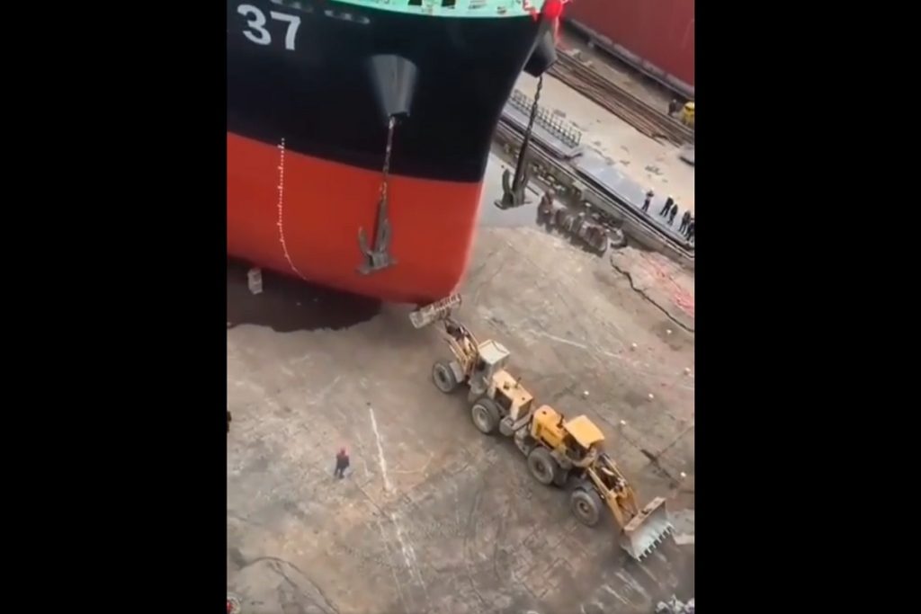 Καθέλκυση φορτηγού πλοίου με την βοήθεια μπουλντόζας (ΒΙΝΤΕΟ)