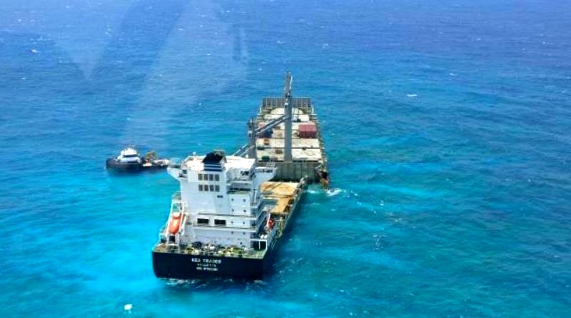 Πετρελαιοκηλίδες κατεγράφησαν γύρω από το προσαραγμένο ελληνικό πλοίο Kea Trader (photos) Πετρελαιοκηλίδες κατεγράφησαν γύρω από το προσαραγμένο ελληνικό πλοίο Kea Trader (photos)