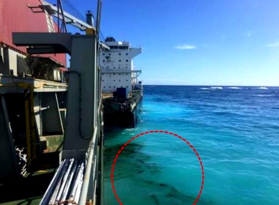 Πετρελαιοκηλίδες κατεγράφησαν γύρω από το προσαραγμένο ελληνικό πλοίο Kea Trader (photos) Πετρελαιοκηλίδες κατεγράφησαν γύρω από το προσαραγμένο ελληνικό πλοίο Kea Trader (photos)