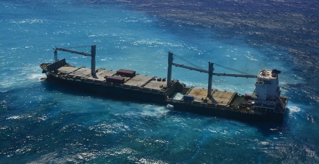 Το προσαραγμένο στη Νέα Καληδονία Kea Trader χωρίστηκε στα δύο Το προσαραγμένο στη Νέα Καληδονία Kea Trader χωρίστηκε στα δύο